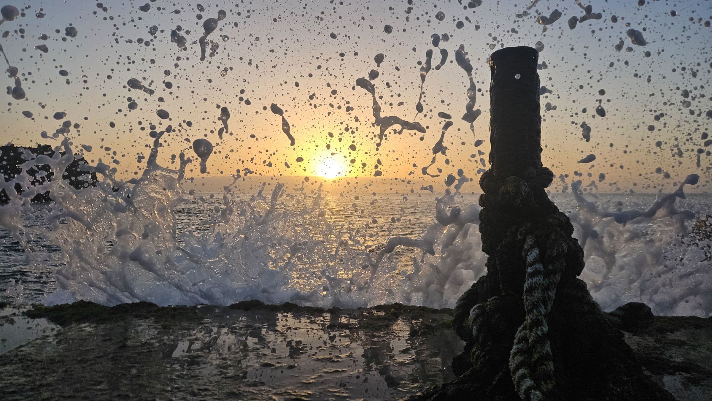 Brandung an der Küste bei Sonnenuntergang