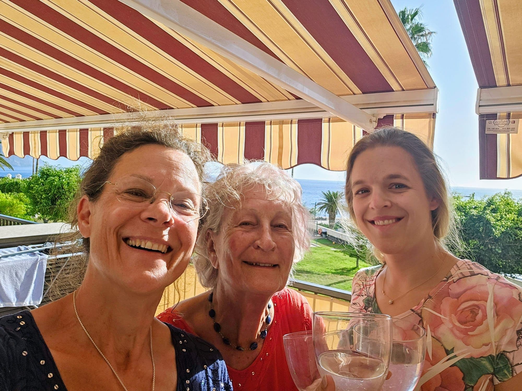 Die Gastgeberfamilie auf der Terrasse