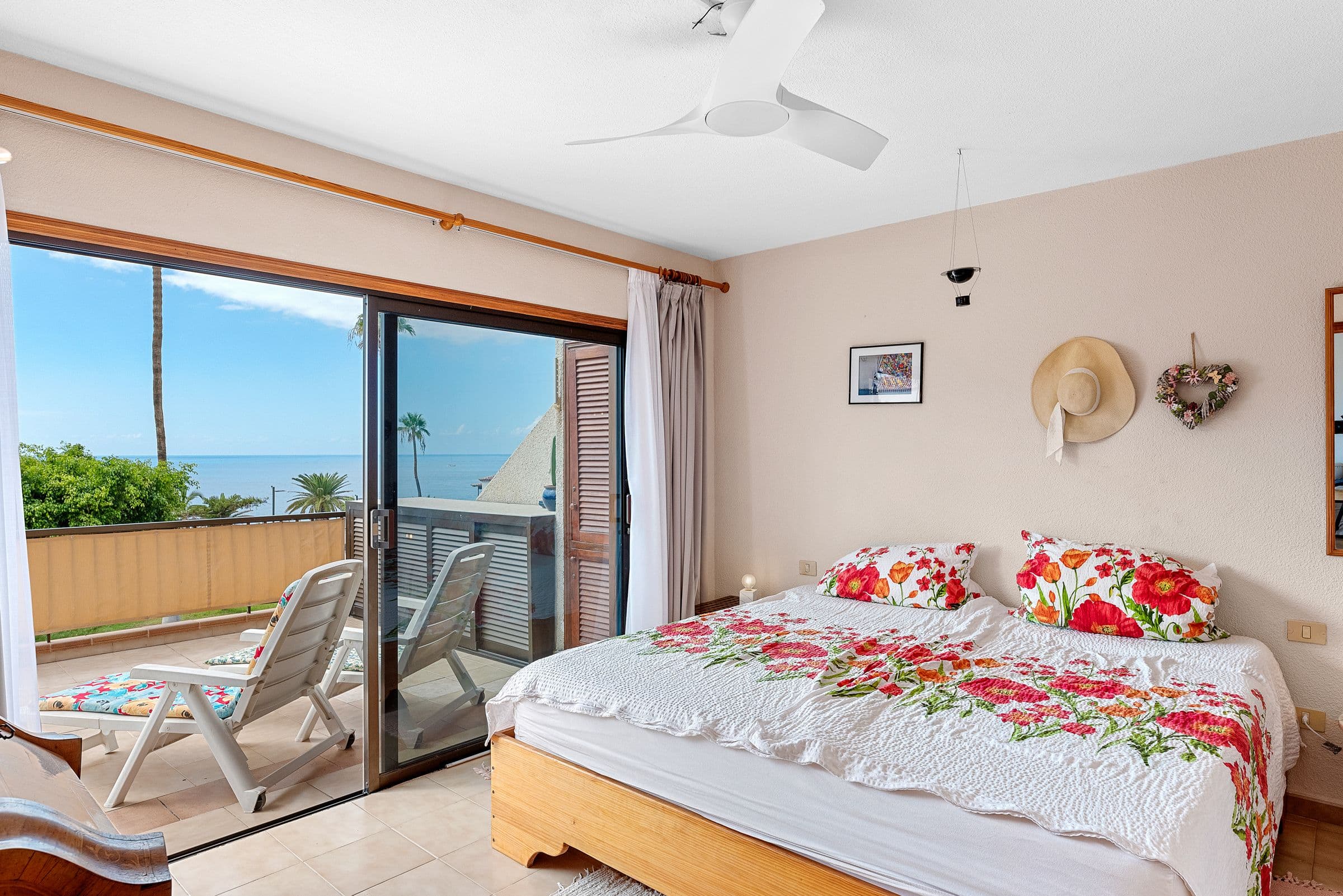 Schlafzimmer mit Zugang zur Terrasse und Meerblick