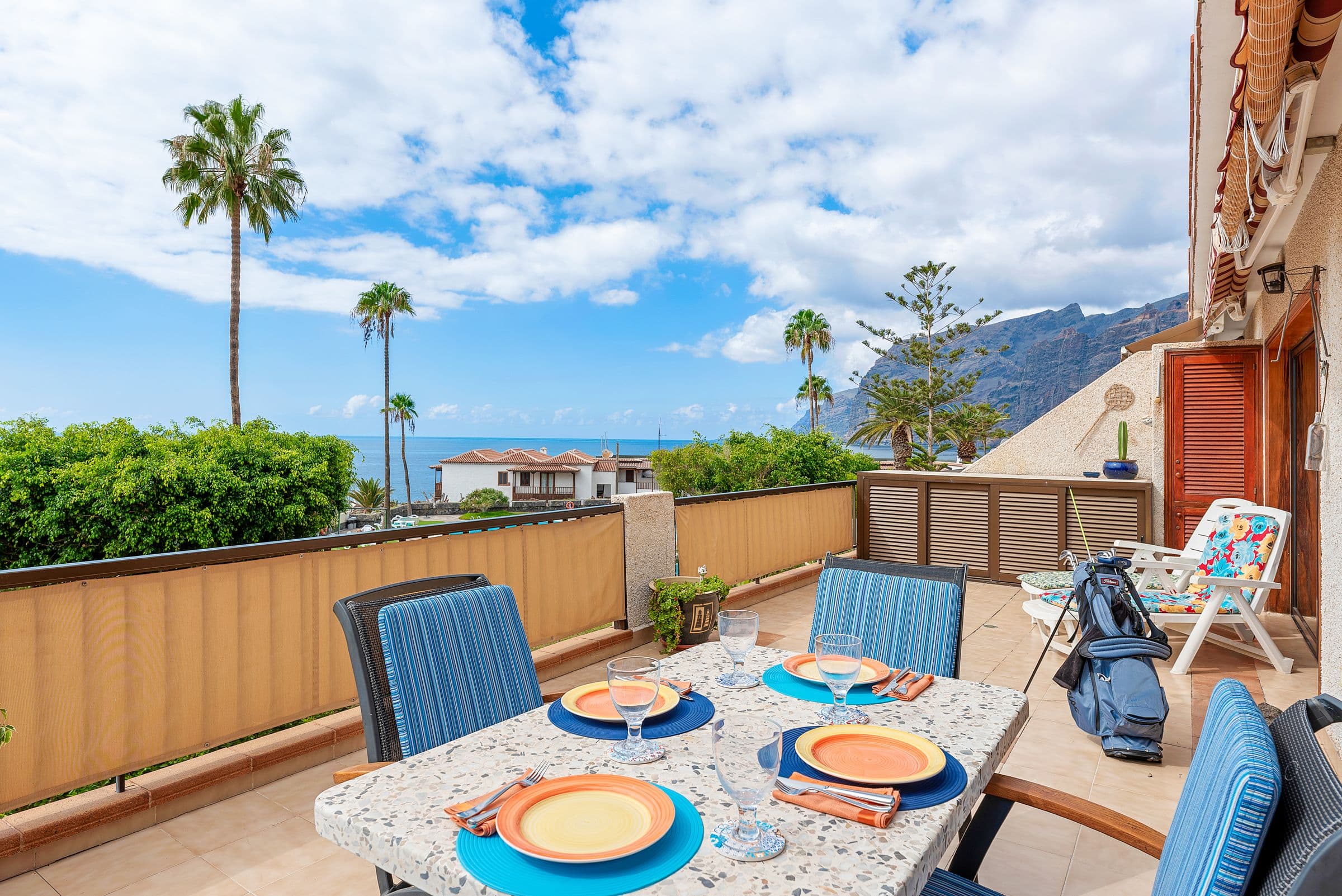 Gedeckter Tisch auf der Terrasse mit Blick auf die Klippen