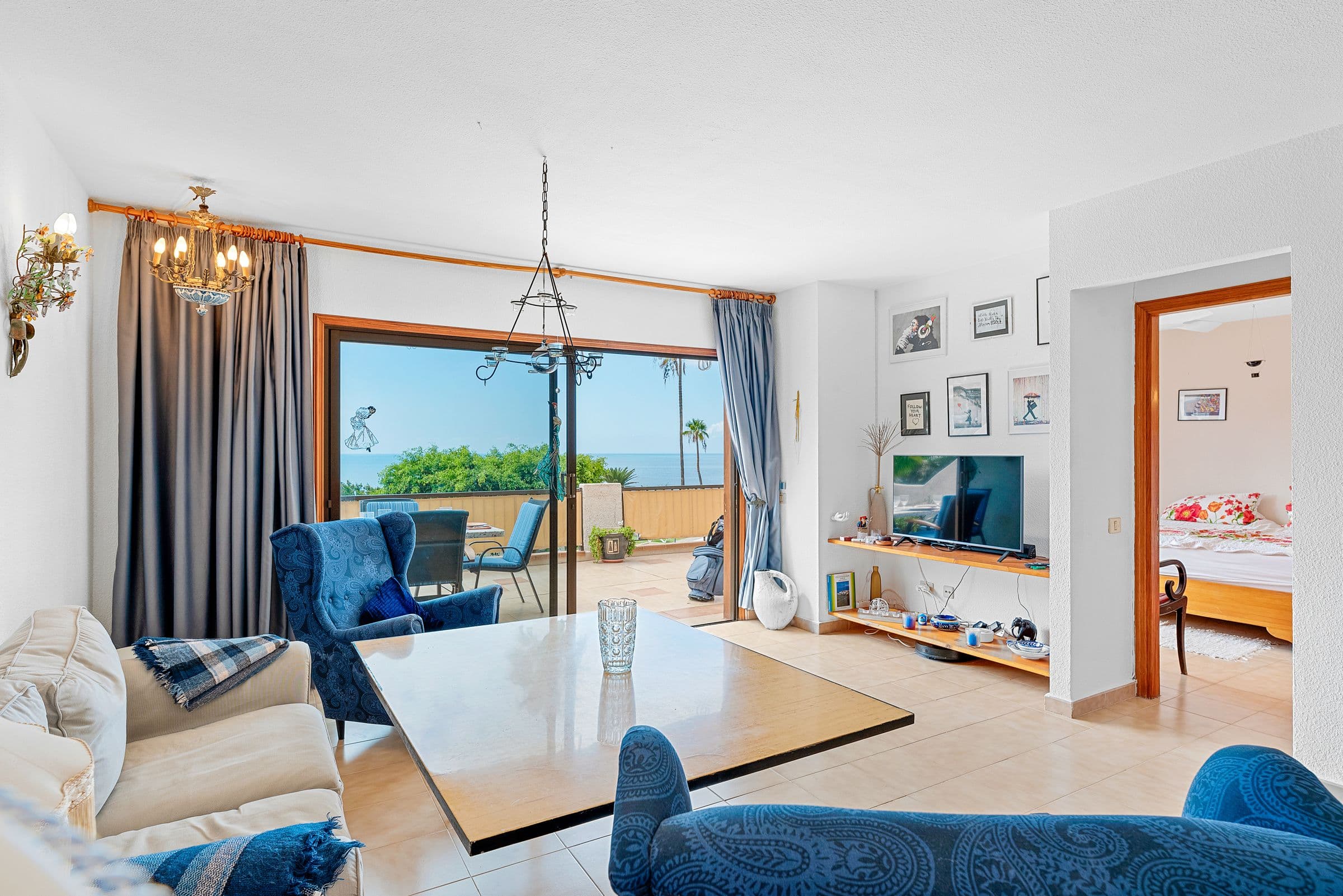 Wohnzimmer mit Esstisch und Zugang zur Terrasse